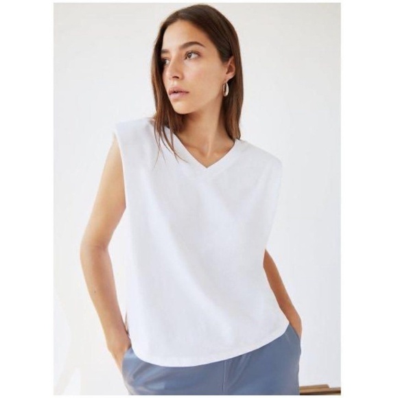 Aritzia Babaton Cropped Padded Shoulder V Neck Muscle Tee in White XS - Picture 1 of 7